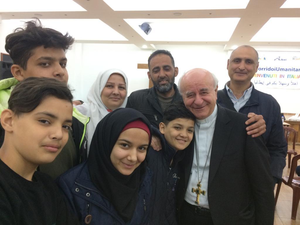 Monseñor Vincenzo Paglia en el Líbano se reúne con refugiados sirios e iraquíes que esperan su partida con los con los corredores humanitarios